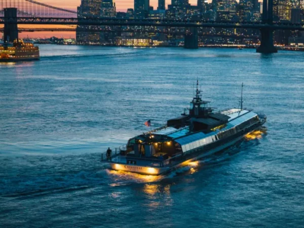 Crucero nocturno en aguas de Manhattan